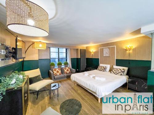 une chambre avec un grand lit et un salon dans l'établissement Urban Flat 31 - Charming Triplex in Paris, à Paris