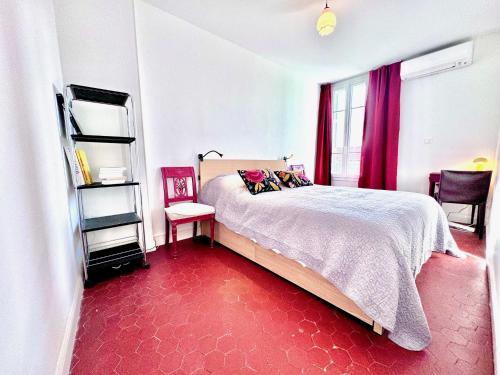 une chambre avec un lit et une étagère dans l'établissement ApartHotel Riviera - CLOCHER D'ALEXANDRE - Old Town - Promenade des Anglais, à Nice