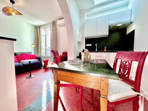 une cuisine et un salon avec une table et un canapé dans l'établissement ApartHotel Riviera - CLOCHER D'ALEXANDRE - Old Town - Promenade des Anglais, à Nice