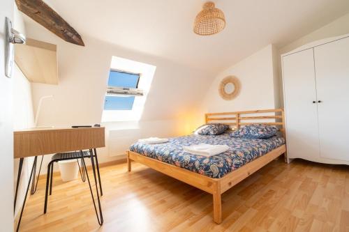 a bedroom with a bed and a desk at Charmant Duplex Lumineux in Angers
