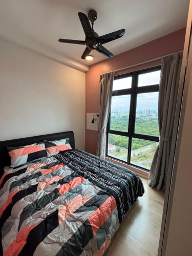 una camera da letto con un letto e un ventilatore a soffitto di Cozy Condo - Walking distance to National Stadium Bukit Jalil a Kuala Lumpur
