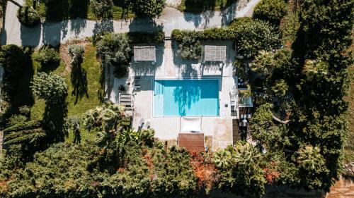 an overhead view of a swimming pool in a garden at Masseria La Tofala benessere & SPA in Copertino