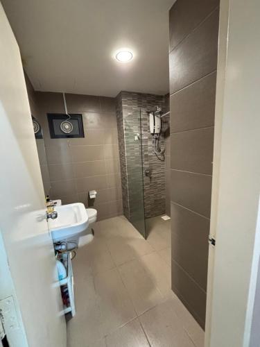 un bagno con wc, lavandino e doccia di Cozy Condo - Walking distance to National Stadium Bukit Jalil a Kuala Lumpur