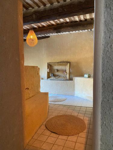 Cette chambre dispose d'une cheminée et de carrelage. dans l'établissement La Villa 1777, à Lagnes