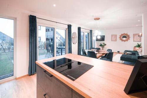 Η κουζίνα ή μικρή κουζίνα στο Mihalca Garden Suite Bibertal