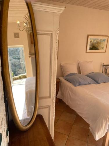 Postel nebo postele na pokoji v ubytování le balcon de Cabrerets