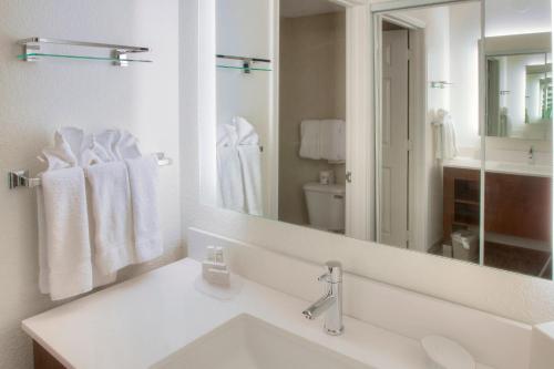Koupelna v ubytování Residence Inn by Marriott McAllen