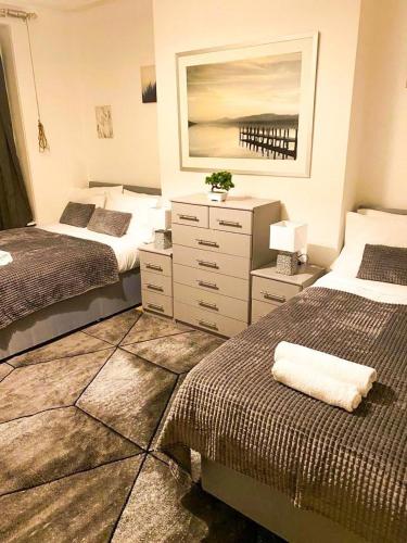 Ένα ή περισσότερα κρεβάτια σε δωμάτιο στο Gravesend 2 Bedroom Flat -2 mins to STN -GF