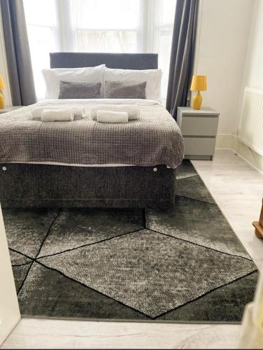 Ένα ή περισσότερα κρεβάτια σε δωμάτιο στο Gravesend 2 Bedroom Flat -2 mins to STN -GF
