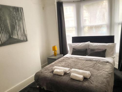 Ένα ή περισσότερα κρεβάτια σε δωμάτιο στο Gravesend 2 Bedroom Flat -2 mins to STN -GF