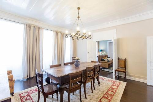 a dining room with a table and chairs at House of Lords in São João da Pesqueira