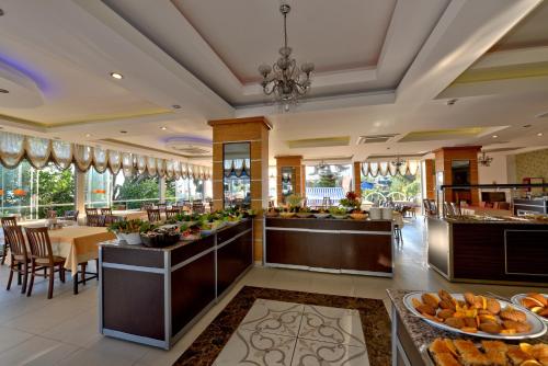 a buffet in a hotel lobby with a cafeteria at Kleopatra Melissa Hotel in Alanya