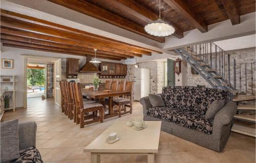 una sala de estar con un sofá y una mesa en Villa Jerolim, en Zadar