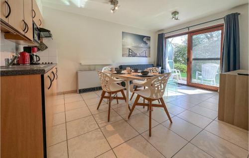 Dapur atau dapur kecil di 1 Bedroom Lovely Apartment In Bredene