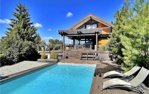 ein Haus mit einem Swimmingpool vor dem Haus in der Unterkunft La Maison Du Bonheur in Veyrier-du-Lac
