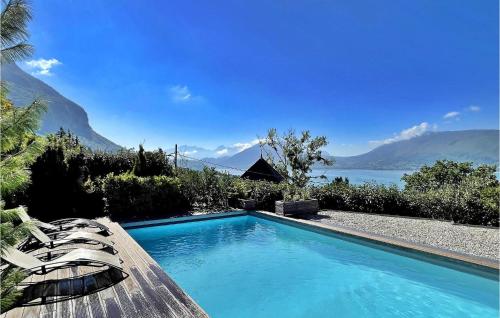 einen Pool mit Blick auf das Wasser und die Berge in der Unterkunft La Maison Du Bonheur in Veyrier-du-Lac