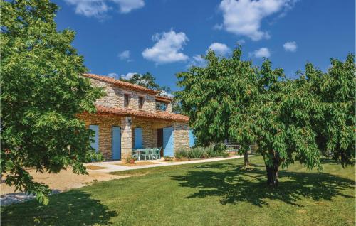 un extérieur d'une maison avec des arbres dans la cour dans l'établissement Amazing Home In Sainte Croix-À-Lauze, à Sainte-Croix-à-Lauze