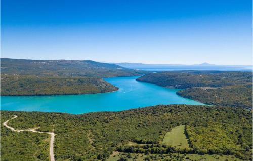 een luchtfoto van een meer in de wildernis bij Villa Rebici in Pula