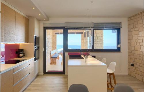 GrmaniにあるVilla Infinityのキッチン(カウンター、ダイニングルーム付)