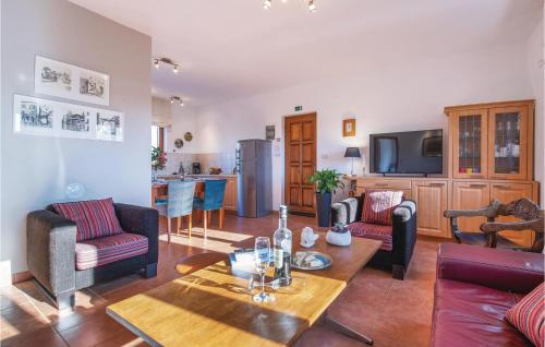 TV a/nebo společenská místnost v ubytování Two-Bedroom Holiday Home In Bale