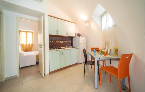 Η κουζίνα ή μικρή κουζίνα στο 2 Bedroom Gorgeous Home In Sciacca