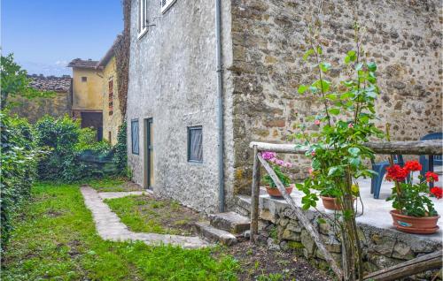 Taman di luar 2 Bedroom Cozy Home In Bagni Di Lucca