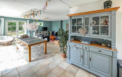 Dapur atau dapur kecil di Cozy Home In Makkum With Kitchen
