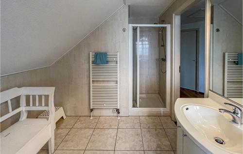 Bilik mandi di Cozy Home In Makkum With Kitchen