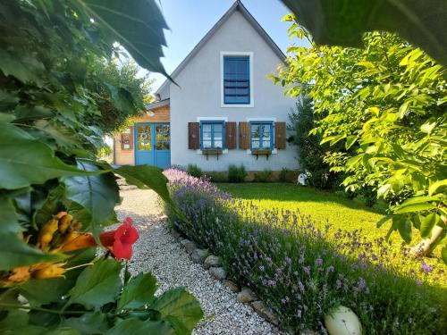 a house with a garden with purple flowers at Spaletta in Pécsely