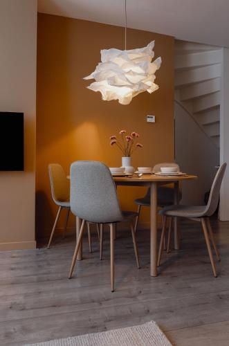 a dining room with a table and chairs at Ruim 2 Slaapkamer Appartement Met Xl Dakterras in Tilburg