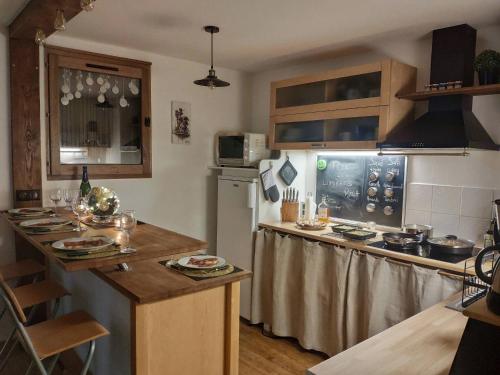 La Cabane Charmant T2 avec jardin centre village في سان جيرفيه ليه بان: مطبخ مع جزيرة مع كونتر توب