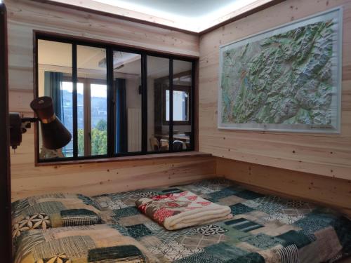 La Cabane Charmant T2 avec jardin centre village في سان جيرفيه ليه بان: غرفة نوم بها سرير في غرفة بها نافذة