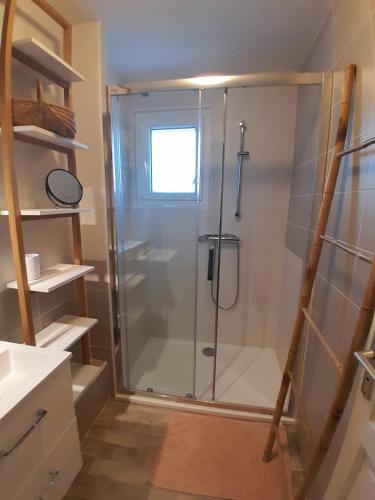 une douche avec une porte vitrée dans une salle de bain dans l'établissement Villa avec piscine près des plages, à Nissan-lez-Enserune