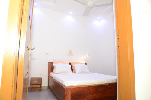 a small bedroom with a bed in a room at Maison de la Volonté Divine, Simple et empreint de sérénité in Abomey-Calavi