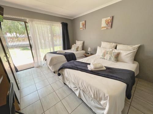 Un pat sau paturi într-o cameră la Kudu Cottages