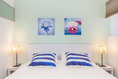 リスボンにあるLoving Lisbon Rossioのベッドルーム1室(白と青の枕が備わる白いベッド1台付)