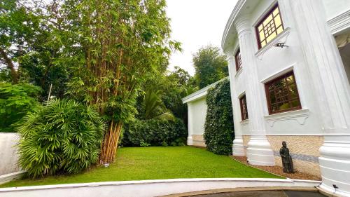 Un jardín fuera de Rooms by Lineros Yakkala