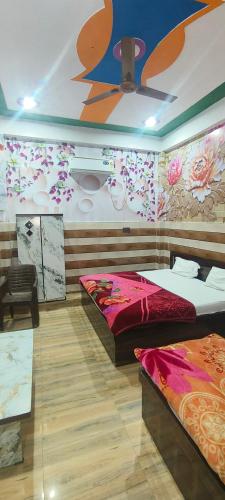 Ein Bett oder Betten in einem Zimmer der Unterkunft K D Dham Near Prem Mandir Iskcon temple Vrindavan