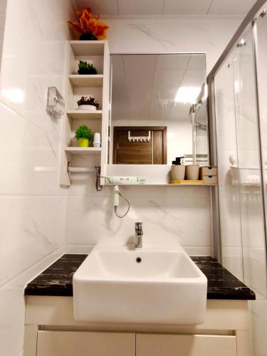 Koupelna v ubytování Sky House BSD 3 BR Apartment Next to AEON Mall BSD With City View