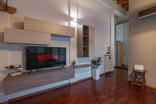 a living room with a flat screen tv on a wall at BGY Airport House-8 minuti dall'aeroporto in Orio al Serio