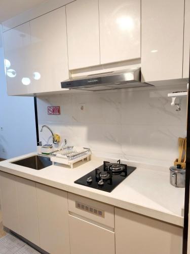 Kuchyň nebo kuchyňský kout v ubytování Sky House BSD 3 BR Apartment Next to AEON Mall BSD With City View