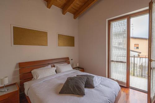 a bedroom with a bed and a large window at BGY Airport House-8 minuti dall'aeroporto in Orio al Serio