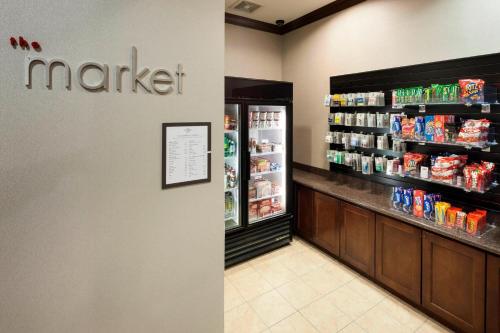 Supermarket nebo jiné obchody v  hotelu nebo okolí