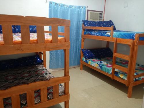 En eller flere senge i et værelse på Greenhub Transient House