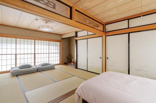a room with a bed and some windows at Foresta Karuizawa 3 in Miyota