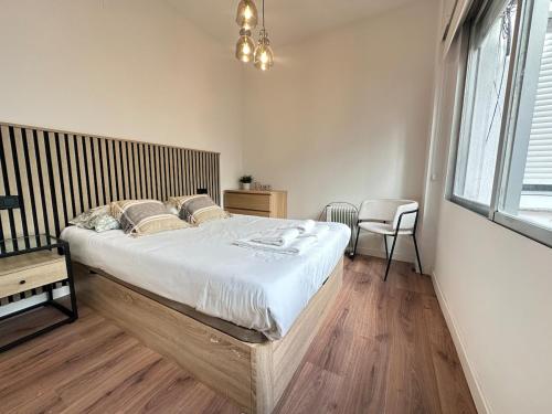 ein Schlafzimmer mit einem großen Bett mit einem hölzernen Kopfteil in der Unterkunft YBH Doctor Cadaval 10 A in Vigo