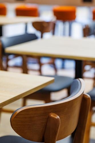 a chair sitting in front of desks in a classroom at ibis budget Logroño Centro in Logroño