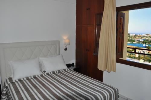 Кровать или кровати в номере Pennystella Apartments