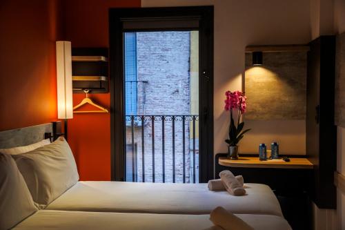 a hotel room with two beds and a window at ibis budget Logroño Centro in Logroño
