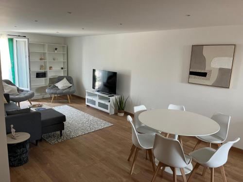 un salon avec une table et un canapé dans l'établissement Charmant T3 centre ville proche gare Perpignan, à Perpignan